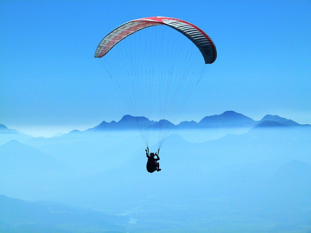 Drønende Adrenalin: Ekstremt Paragliding Kursus for Adrenalinsøgende
